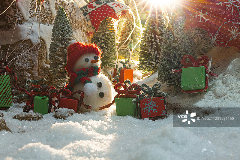 玩具降落伞、圣诞礼物和雪人创意微景观静物图片素材