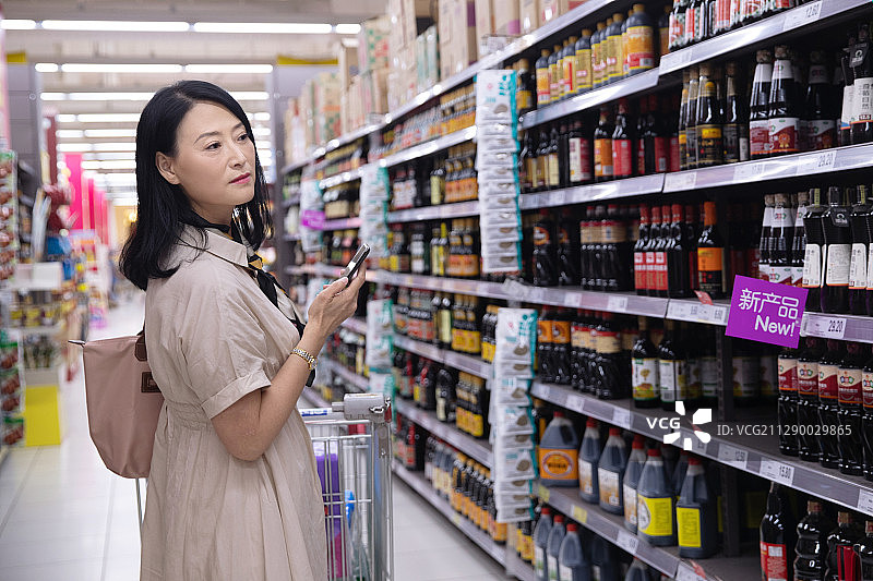 中年女性在超市购物图片素材