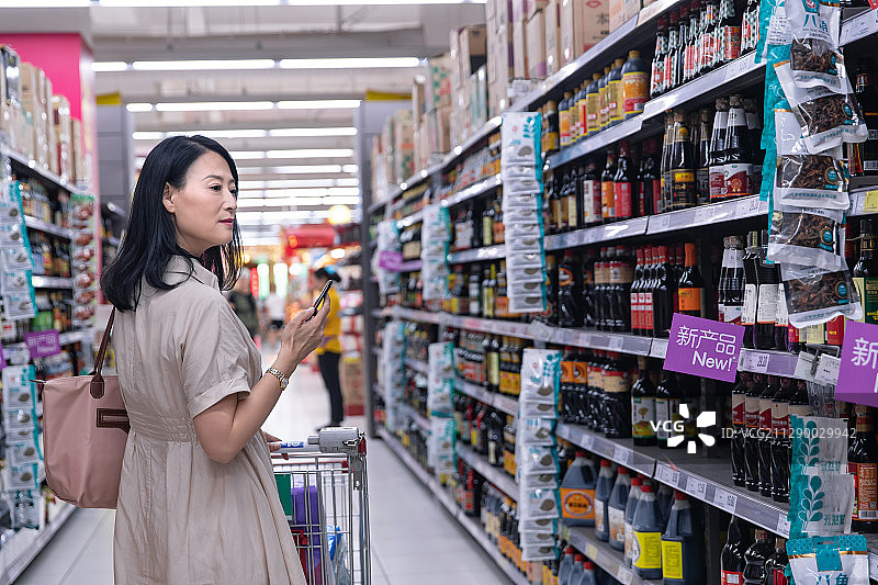 中年女性在超市购物图片素材