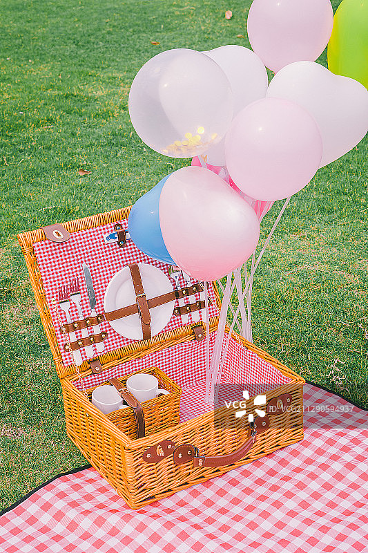 食物  野餐  气球  盘子  道具  箱子图片素材