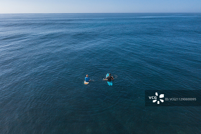 航拍海洋上的冲浪划船运动图片素材