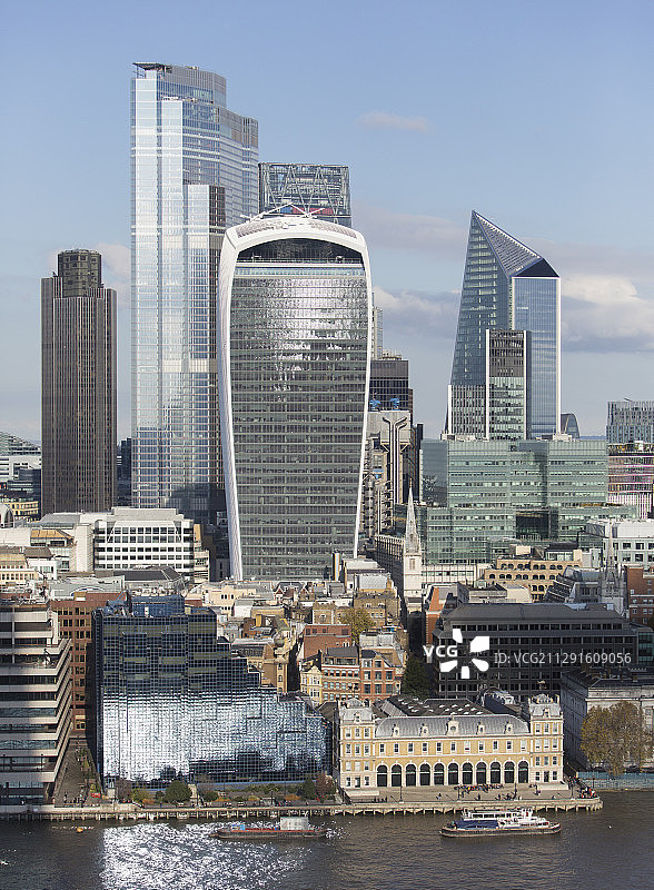 观看阳光明媚的高层建筑和城市景观，伦敦，英国图片素材