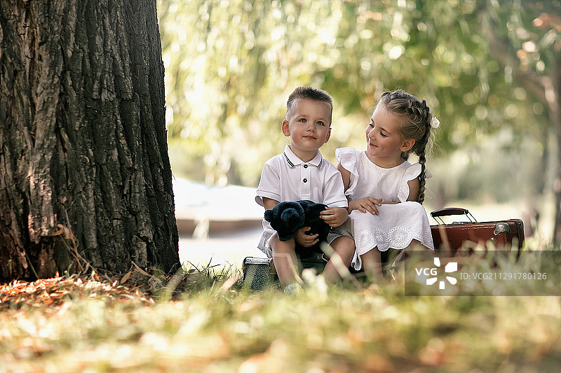 兄妹俩坐在树旁，敖德萨，敖德萨州，乌克兰图片素材