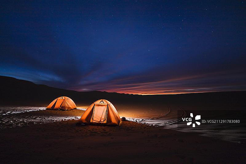 非洲撒哈拉利比亚沙漠星空下的帐篷图片素材