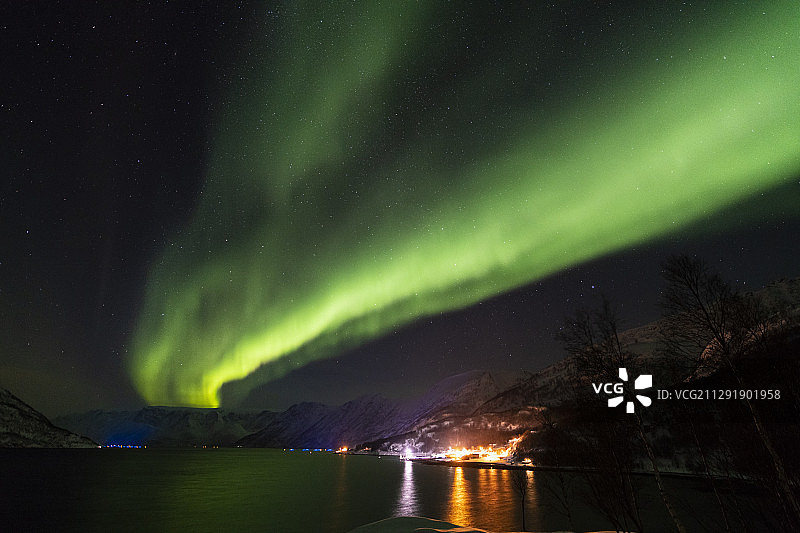 挪威峡湾旁的北极光图片素材