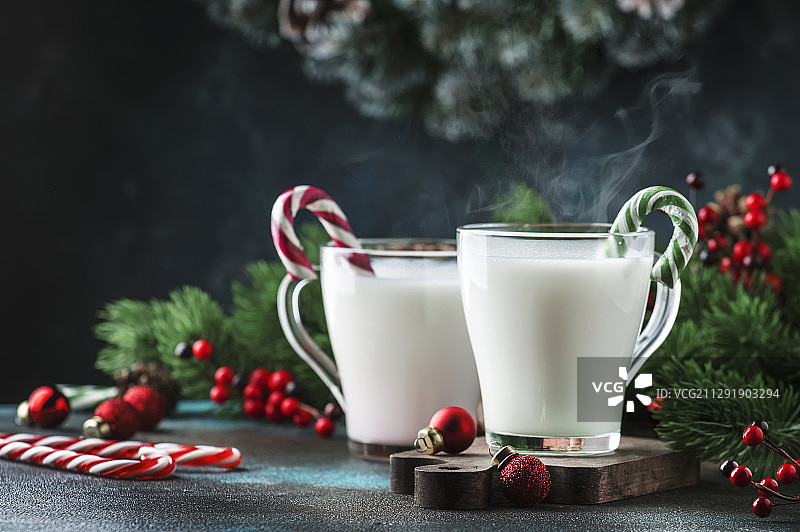 热牛奶，糖果棒和节日装饰图片素材