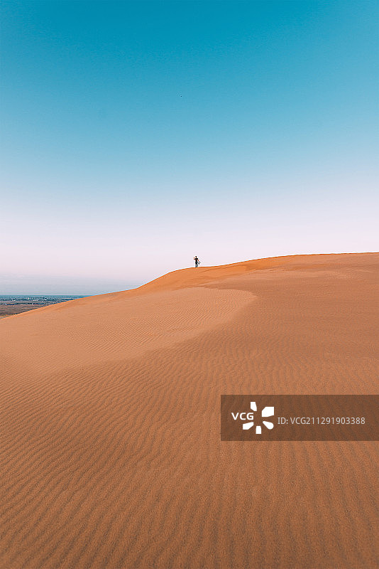 一个人的剪影站在沙漠上，Korkmaskala，俄罗斯图片素材