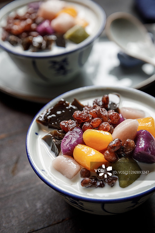 两碗古早味中式传统糖水红豆芋圆烧仙草图片素材
