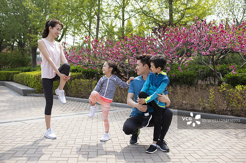 快乐的年轻家庭在公园健身图片素材