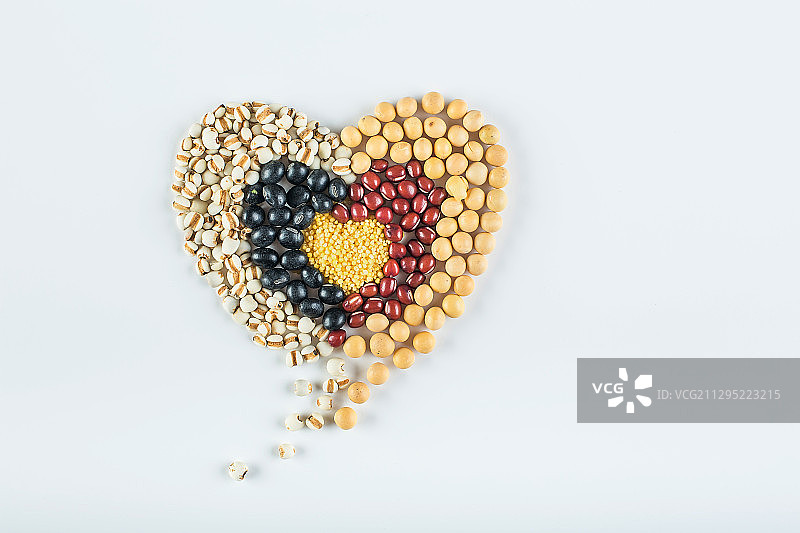五谷杂粮组成的心形，节约粮食创意图片。图片素材
