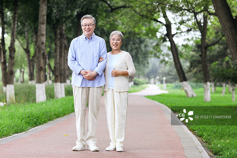 幸福的老年夫妇在公园散步图片素材