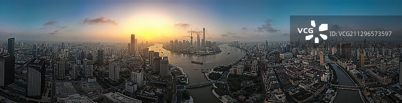 日出全景航拍上海陆家嘴外滩城市天际线市建筑经济商务金融区图片素材
