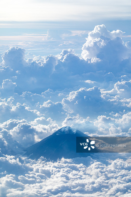 天空中的云和活火山图片素材