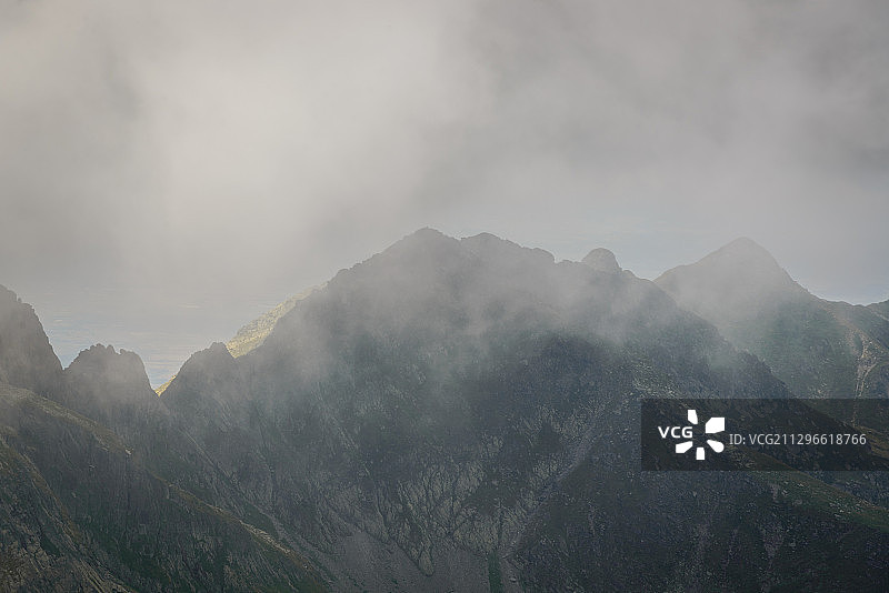 罗马尼亚，迷雾笼罩的法加拉斯山脉图片素材