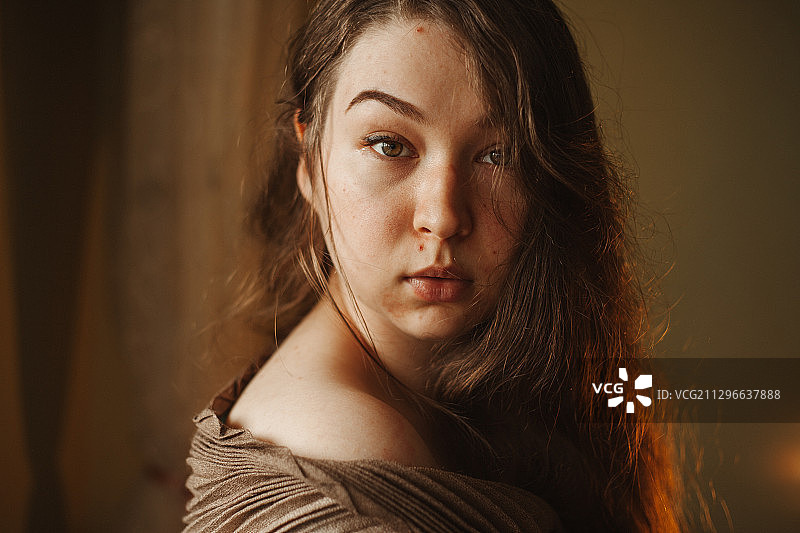 白俄罗斯，明斯克，年轻的棕色长发女子画像图片素材