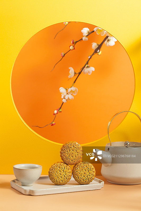 黄色圆形窗格下的中秋节月饼和月兔图片素材