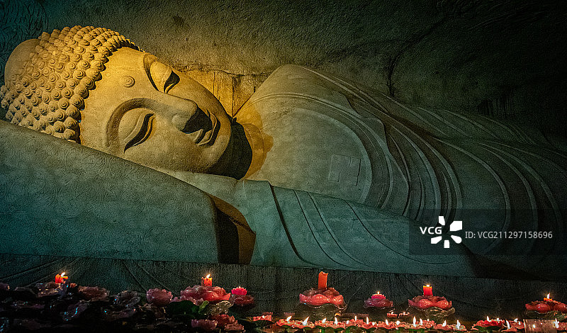 绍兴新昌大佛寺的亚洲第一卧佛，和旺盛的香火图片素材