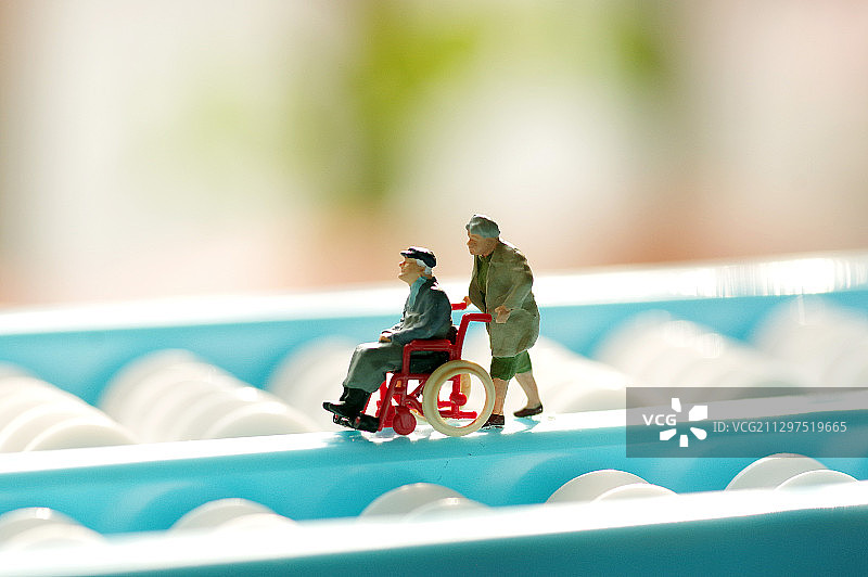 推轮椅的老人人偶模型图片素材