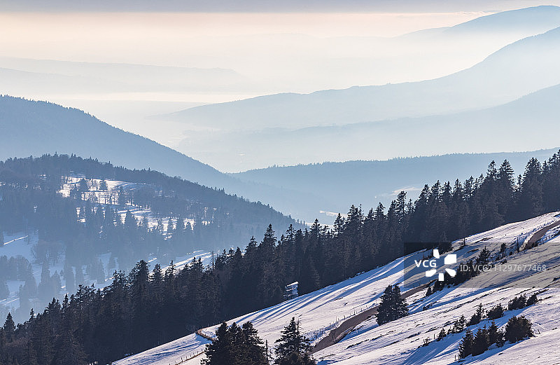 白雪皑皑的山景图片素材