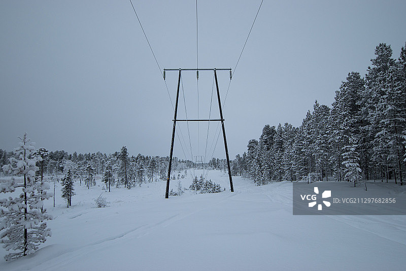 低角度的雪覆盖的土地对天空，索丹基尔，芬兰图片素材