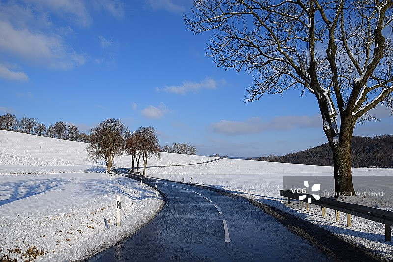 白雪覆盖的田野对天空的风景，Zierenberg，德国图片素材