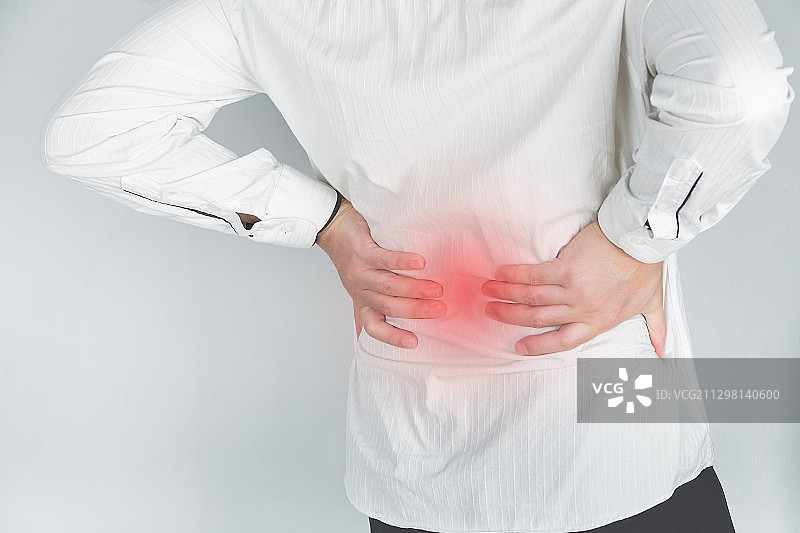 男人手捂着腰部弯腰，常见疾病腰酸腰痛图片。图片素材
