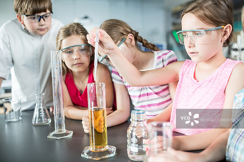 戴着安全眼镜的孩子在课堂上通过实验学习科学图片素材