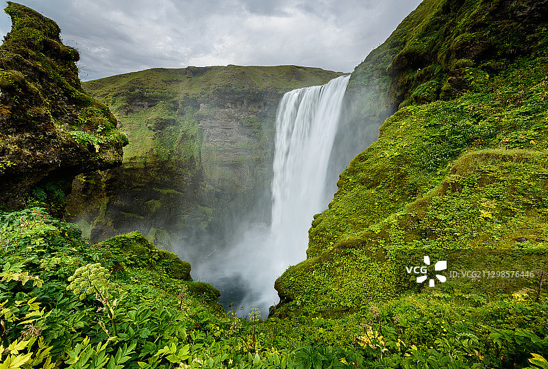 风景瀑布对天空，Vestmannaeyjar，冰岛图片素材