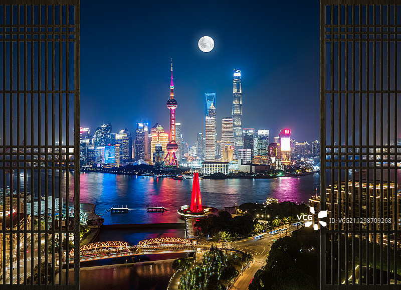 夜景航拍上海陆家嘴城市天际线建筑节日中秋月亮风景旅游目的地图片素材