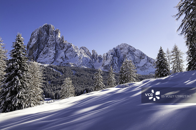 风景雪山对晴朗的天空，圣克里斯蒂娜瓦尔加迪纳，意大利图片素材
