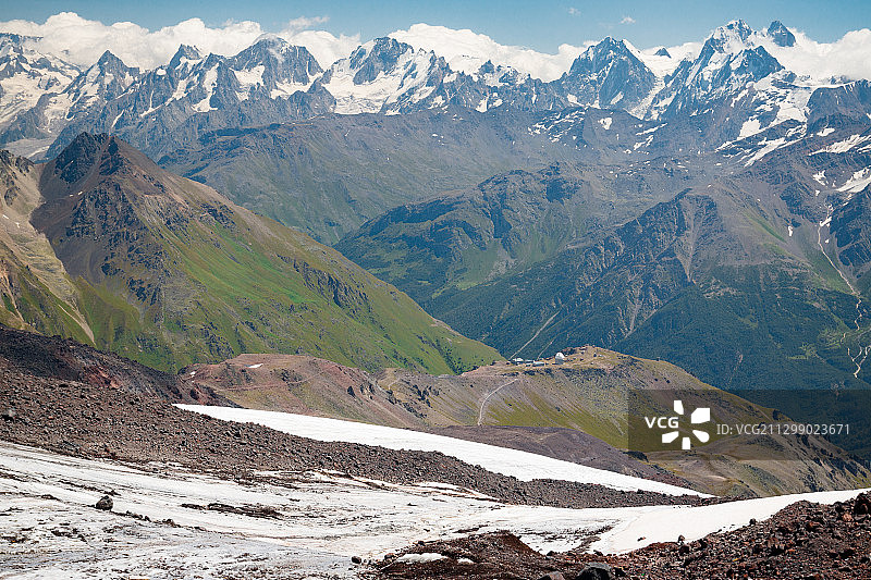 俄罗斯Verkhniy Fiagdon，白雪皑皑的山峰图片素材