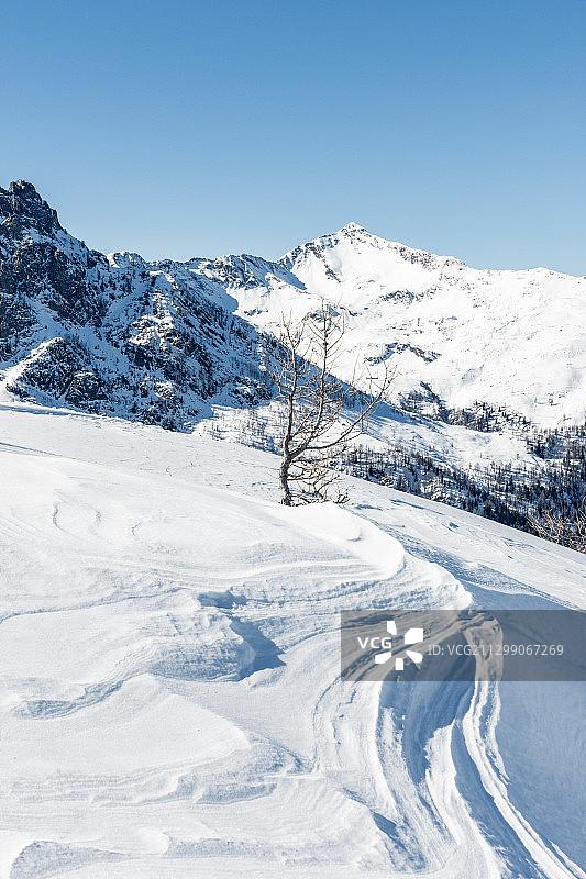 风景雪山对晴朗的天空，Gerola Alta，意大利图片素材