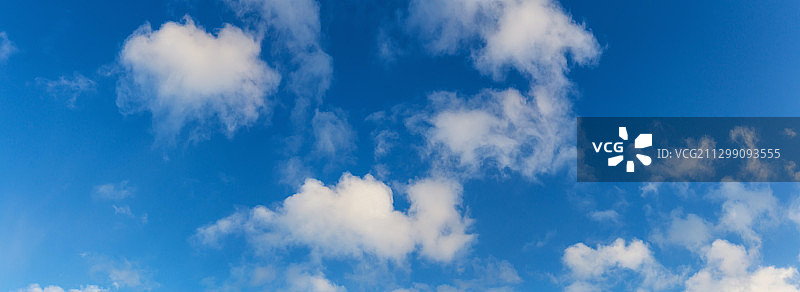 低角度的云在蓝天图片素材