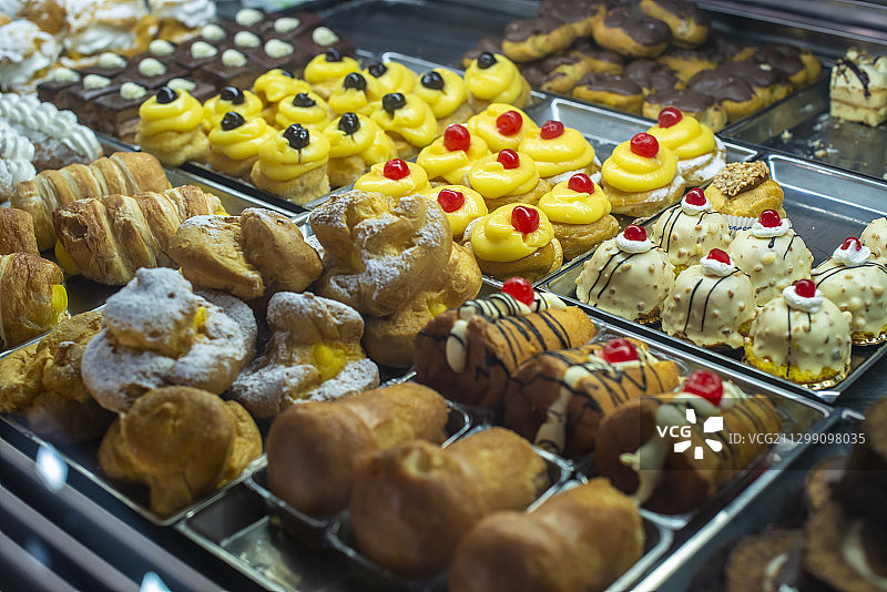 高角度的甜食品在商店出售，Cerignola，意大利图片素材