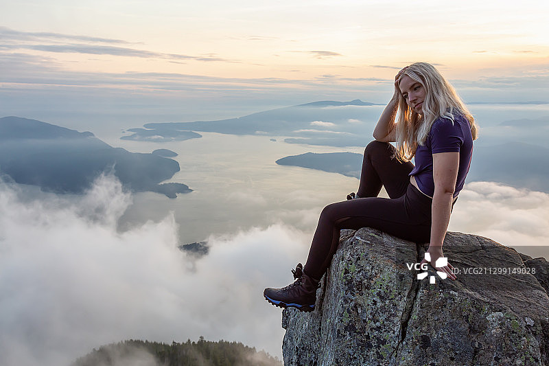 山顶上的爱冒险的女性徒步旅行者图片素材