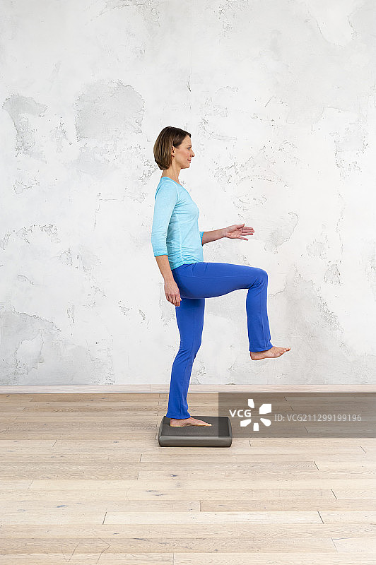 平衡板练习:右膝抬起图片素材