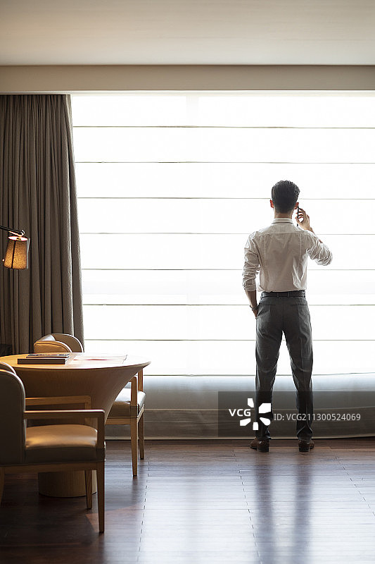 年轻商务男士在酒店使用手机图片素材