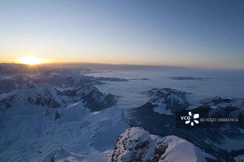 日落在阿尔卑斯山与冬季阿尔卑斯全景，从山桑蒂斯，Schwaegalp，阿彭策尔州，瑞士，欧洲图片素材