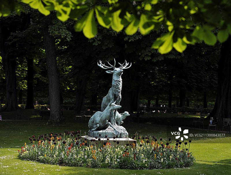 一只雄鹿和一只母鹿和一只小鹿，青铜雕塑，卢森堡花园，巴黎，法国，欧洲图片素材