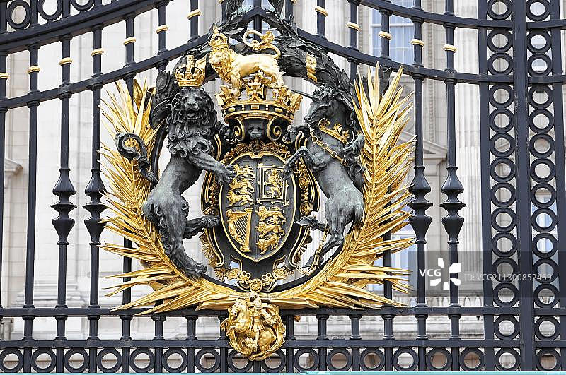 位于英国伦敦白金汉宫大门上的英国皇家纹章图片素材