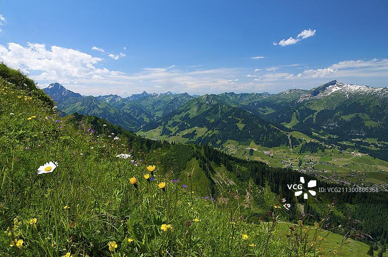 从Kanzelwand山俯瞰Kleinwalsertal, Little Walser Valley, Allgaeu, Vorarlberg，奥地利，欧洲图片素材