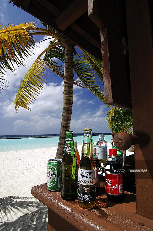 海滩酒吧与饮料在库伦巴度假村，马尔代夫，印度洋图片素材