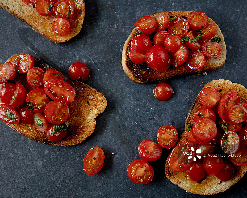酸面包上放樱桃番茄和罗勒图片素材