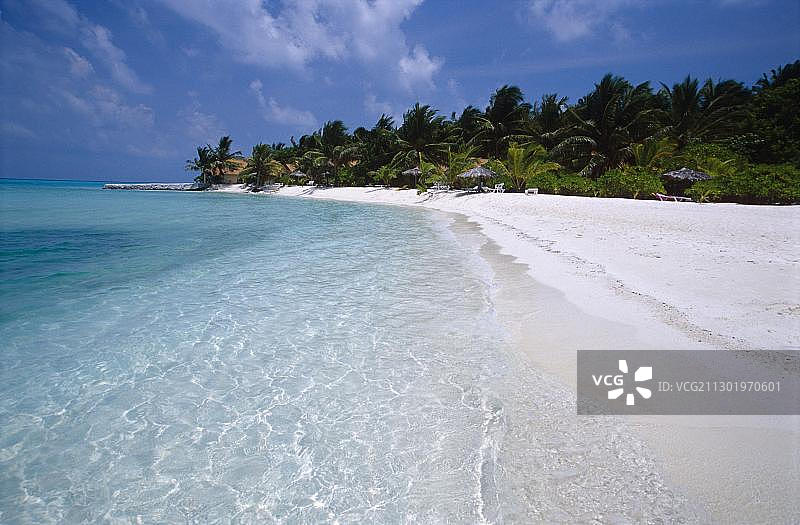 蓝色的天空，蓝绿色的海，白色的沙滩，夏季岛村，北马累环礁，马尔代夫，印度洋，亚洲图片素材