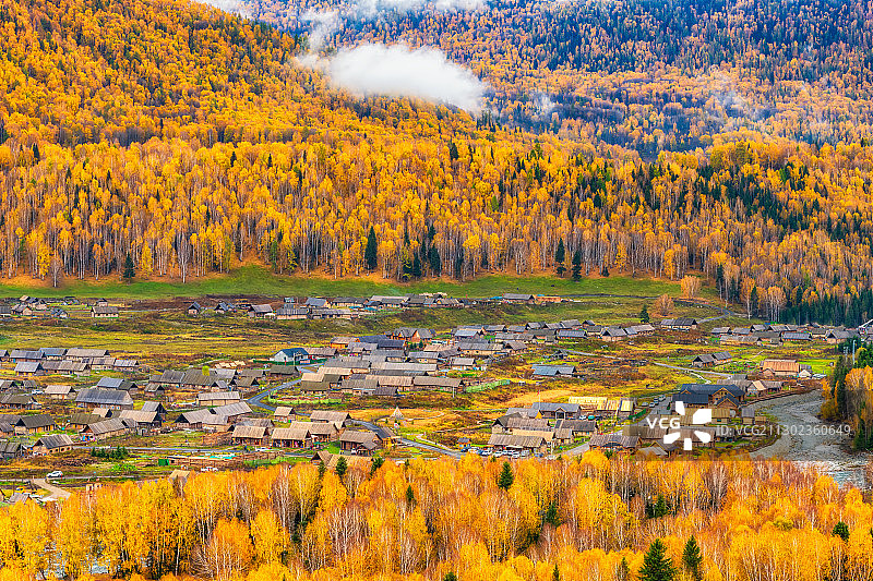 新疆阿勒泰喀纳斯景区禾木乡村落秋景户外风光高视角图片素材
