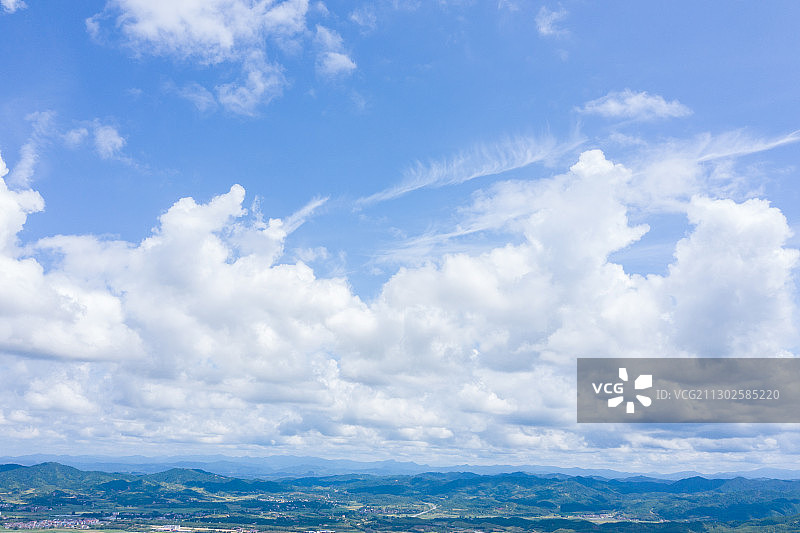 航拍郊外丘陵风光与蓝天白云图片素材
