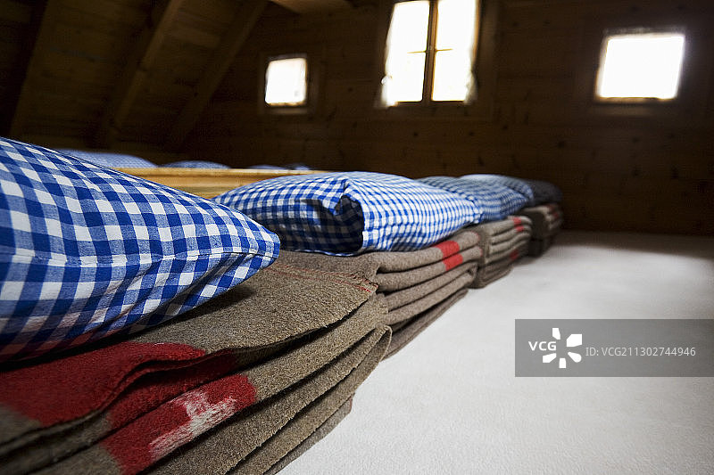 宿舍里的毛毯。Cluozza小屋，Cluozza山谷，Val Cluozza，瑞士国家公园，恩加丁，格劳布恩登，格劳森，瑞士，阿尔卑斯山图片素材