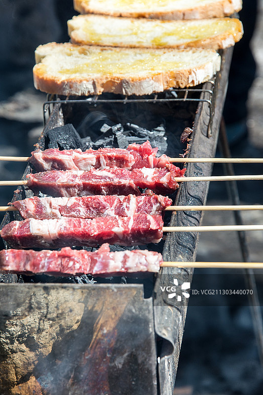 意大利阿布鲁佐烤肉架上的肉类特写图片素材
