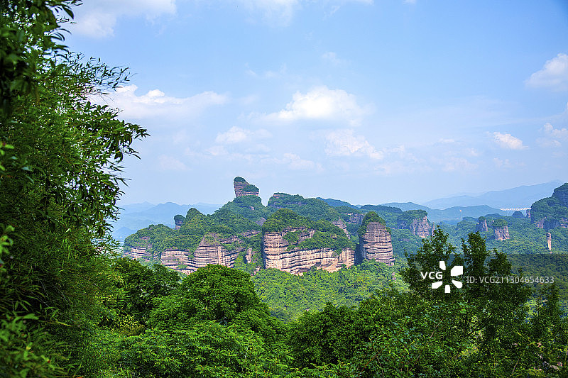 韶关丹霞山中国红石公园海螺峰顶俯瞰丹霞山群山图片素材