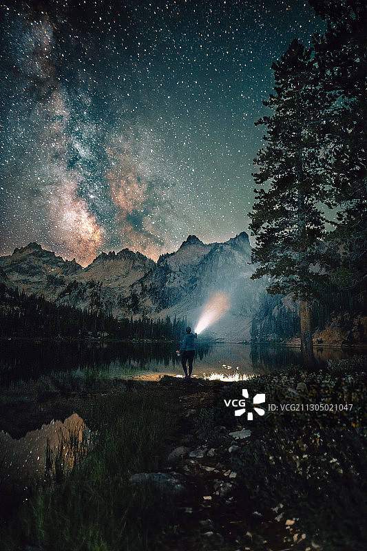天文学家在夜晚用手电筒照亮湖面，斯坦利，ID，美国图片素材